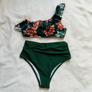 BRAND NEW Cupshe Green Floral Swimsuit Medium
